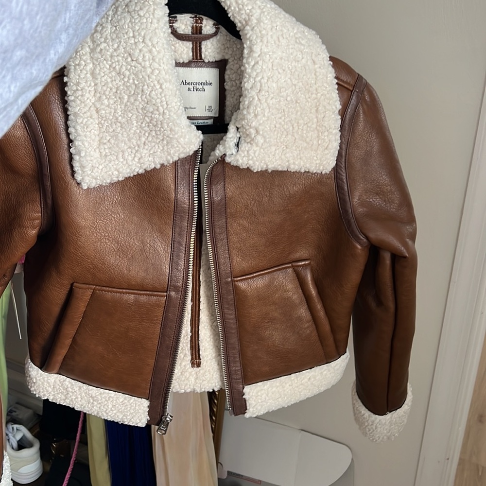 Sherpa-Lined Vegan Leather Shearling Jacket - Picture 4 of 6